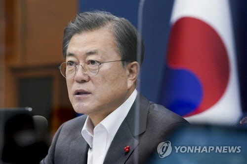 문재인 대통령이 15일 오전 청와대에서 영상 국무회의를 주재하고 있다. [연합뉴스]